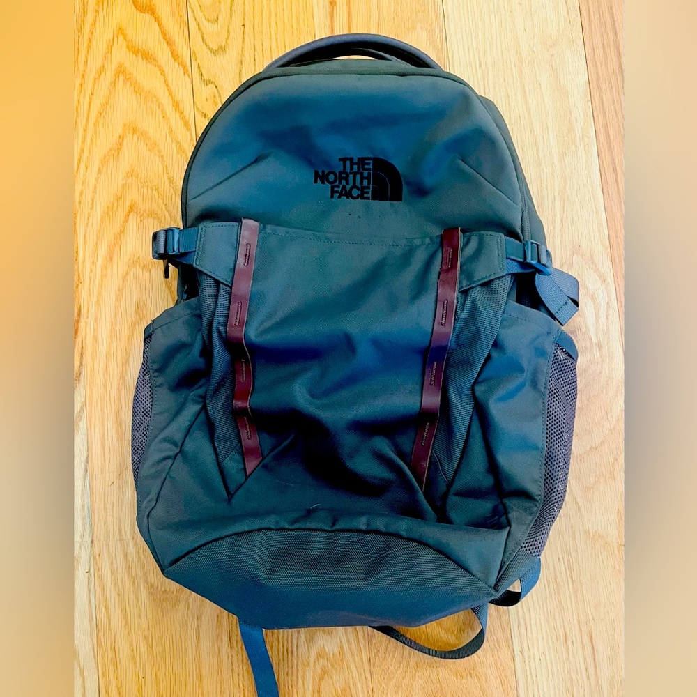 THE NORTH FACE Pivoter EverydayLaptop Backpack, Green, One Size